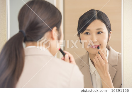 A woman to make up 16891166