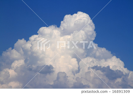Summer sky large giant cloud cover 16891309