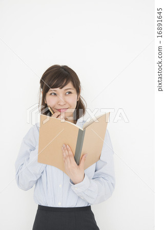 有筆記的一名婦女 16891645