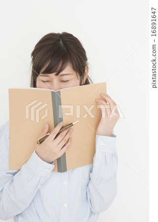 有筆記的一名婦女 16891647