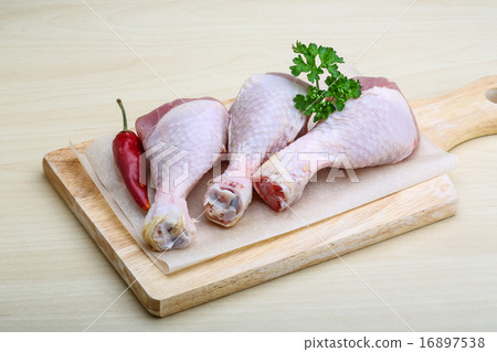 Raw chicken legs 16897538