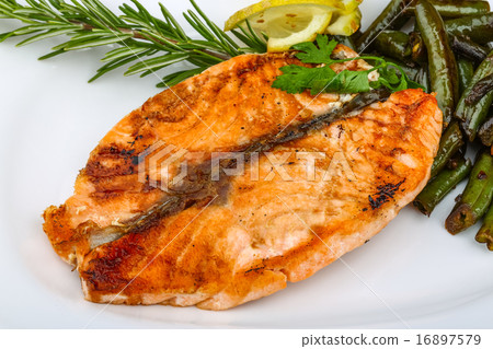 Grilled salmon with green beans 16897579