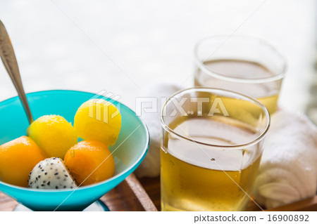 Ice tea with fruit 16900892