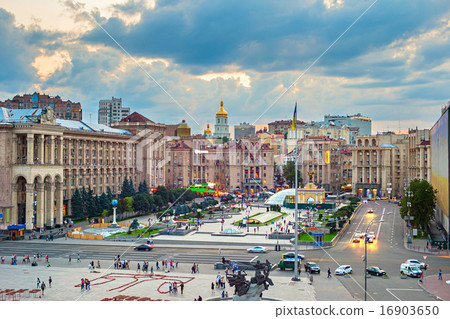 Maidan Nezalezhnosti Square, Kyiv, Ukraine 16903650