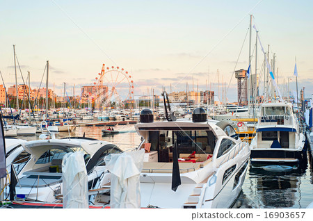 Barcelona marina 16903657