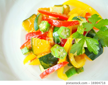 夏季蔬菜鹽曲奇沙拉圓盤(水平位置高角度) 夏季蔬菜鹽曲奇沙拉圓盤(水平位置高角度) 16904718