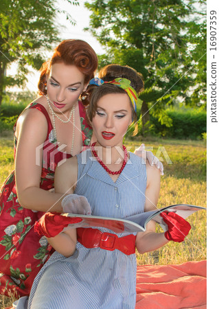 Two women fashionista Two women fashionista 16907359