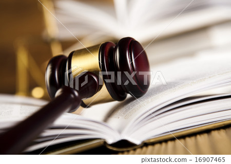 Gavel on books, ambient light vivid theme 16907465