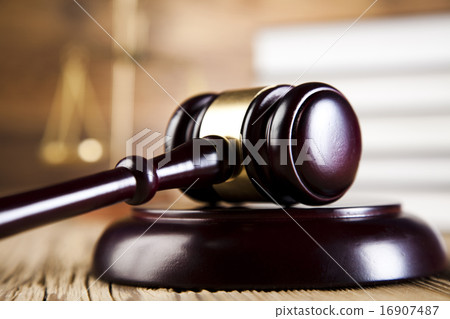 Gavel on books, ambient light vivid theme 16907487