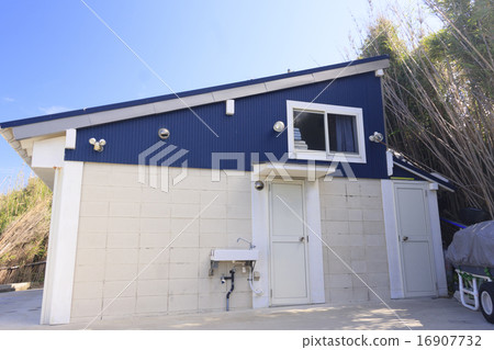 Building and sky 16907732