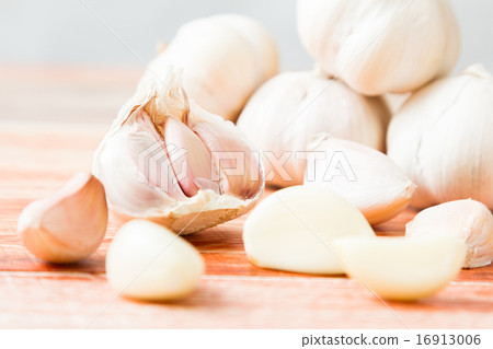 Organic garlic whole and cloves on the wooden back Organic garlic whole and cloves on the wooden back 16913006