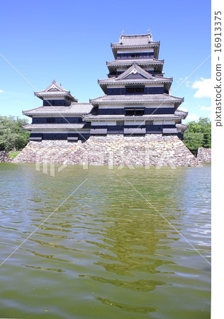 A famous castle of Shinano emerging in the beautiful summer sky, national treasure Matsumoto castle 16913375