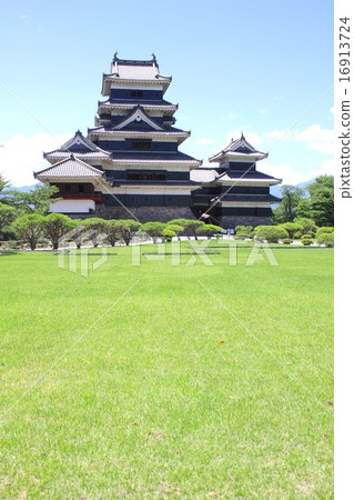 夏天的亮綠,國寶松本城和本丸御殿場遺址的信濃的長子 夏天的亮綠,國寶松本城和本丸御殿場遺址的信濃的長子 16913724