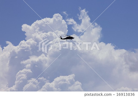 美國海軍的MH-60R反潛直升機飛行時捕獲了積雨雲 美國海軍的MH-60R反潛直升機飛行時捕獲了積雨雲 16913836