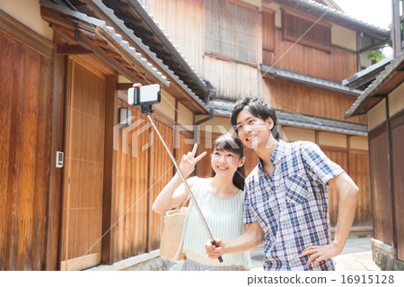 觀光在京都的年輕夫婦 16915128