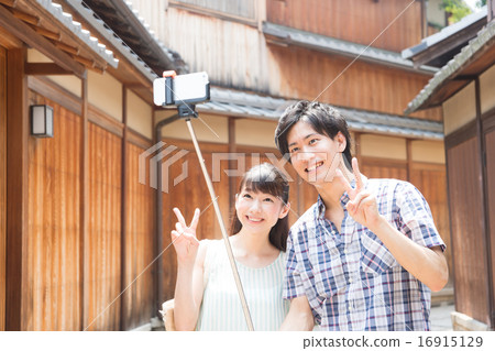 觀光在京都的年輕夫婦 16915129