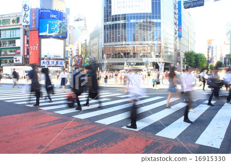 在Shibuya Eki擁擠的爭奪交叉點的圖像 在Shibuya Eki擁擠的爭奪交叉點的圖像 16915330