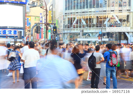 Image of a crowd at the scrambled intersection in front of Shibuya station 16917116