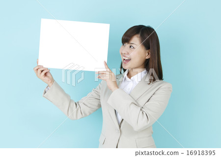 有留言簿的一名微笑的婦女 有留言簿的一名微笑的婦女 16918395