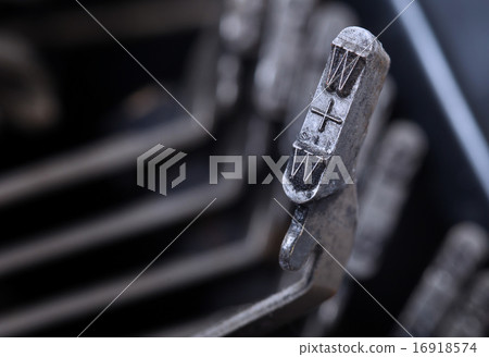 W hammer - old manual typewriter 16918574