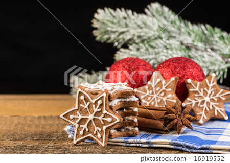 Christmas decoration with gingerbread cookies Christmas decoration with gingerbread cookies 16919552