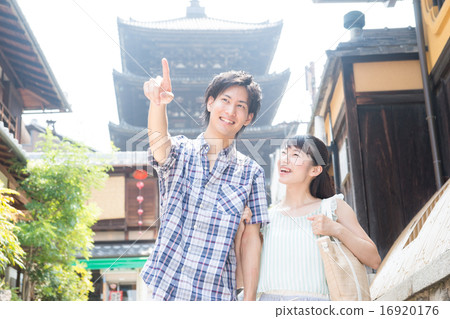 Young couple sightseeing in Kyoto 16920176