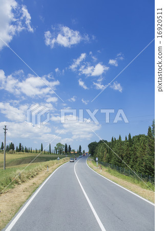 跑在Orcia谷的路在南托斯卡納 跑在Orcia谷的路在南托斯卡納 16920511