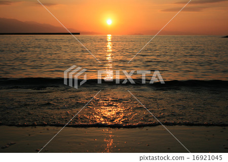在海中的日落 在海中的日落 16921045