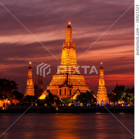 Wat Arun historical park and Chawpraya river 16921323