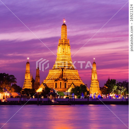 Wat Arun historical park and Chawpraya river 16921324