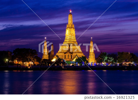 Wat Arun historical park and Chawpraya river 16921325