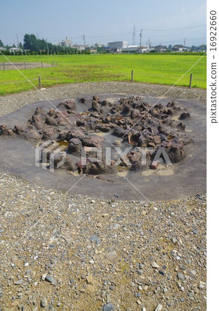 長野縣鹽尻市國立歷史遺址Hiraku考古遺址（繩文時代的定居點）繩紋陶器挖掘出的複製品和轉載的繩紋村 16922660