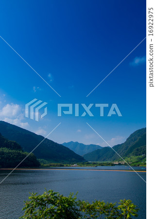 Lake Okuda and blue sky 16922975