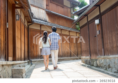 觀光在京都的年輕夫婦 觀光在京都的年輕夫婦 16923018