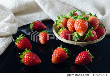 strawberries 16924061