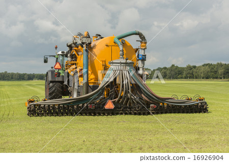 Injecting of liquid manure with tractor 16926904