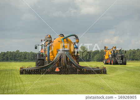 Injecting of liquid manure with two tractors 16926905