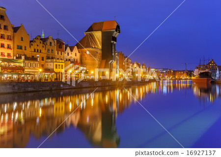 Harbour crane and city gate Zuraw, Gdansk, Poland 16927137