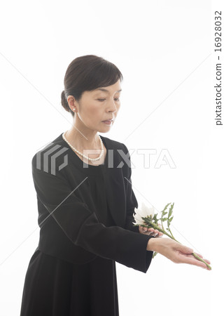 Woman in mourning dress 16928032