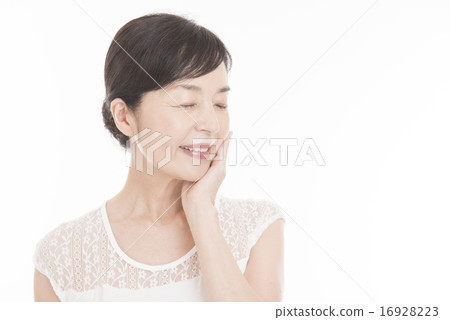 A woman in her 50's 16928223