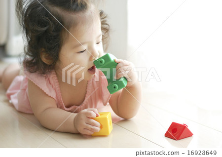 把玩具放的嬰孩在她的嘴 16928649