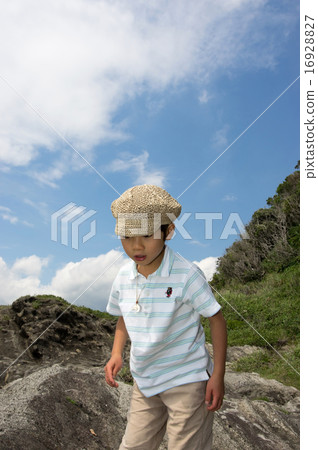 沿著海岸散步的孩子（三浦半島，長濱海岸） 16928827