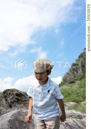 沿著海岸散步的孩子(三浦半島,長濱海岸) 沿著海岸散步的孩子(三浦半島,長濱海岸) 16928828