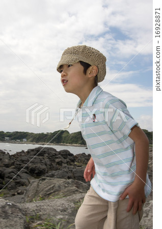 沿著海岸散步的孩子(三浦半島,長濱海岸) 沿著海岸散步的孩子(三浦半島,長濱海岸) 16928871