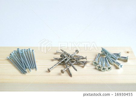 在木板安置的圓的釘子和螺絲釘子和木螺絲 在木板安置的圓的釘子和螺絲釘子和木螺絲 16930455