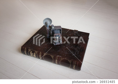 Old album · camera · figurine · antique 16931485