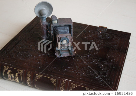 Old album · camera · figurine · antique Old album · camera · figurine · antique 16931486