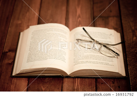 秋天的閱讀形象（舊書和眼鏡） 16931792