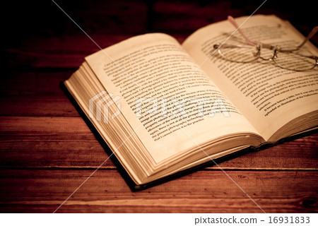 Autumn image of reading (Old book and women's glasses) 16931833