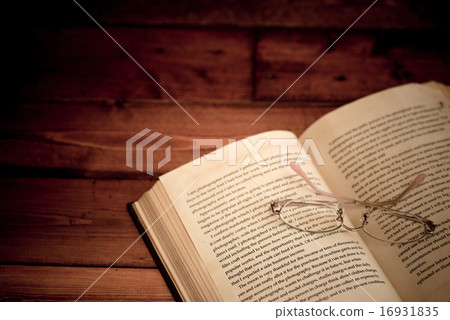 Autumn image of reading (Old book and women's glasses) 16931835